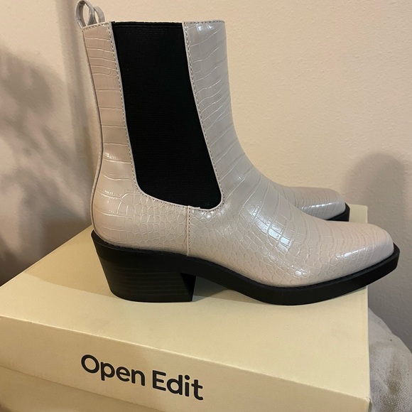 Ivory/black Open Edit Chelsea Booties - Picture 4 of 6